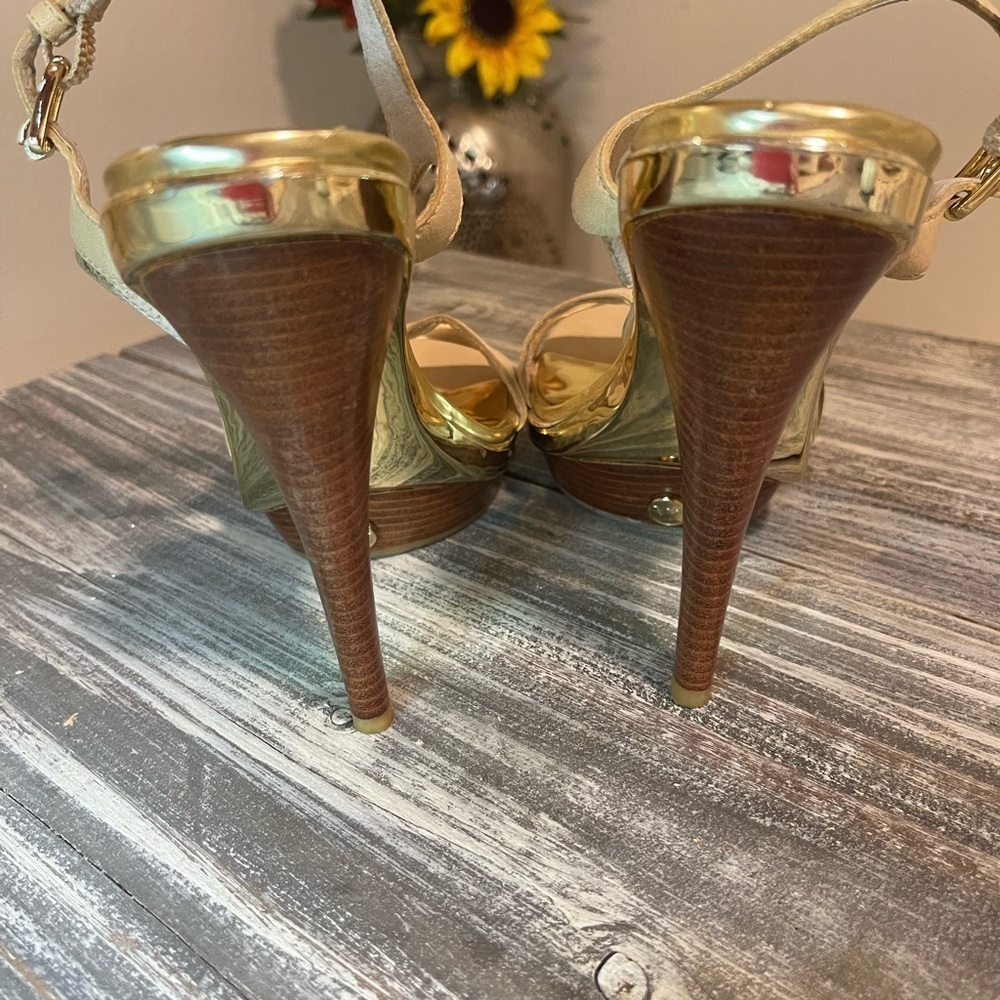Michael Kors Cream/Gold High Heels Size 8 - Picture 4 of 9